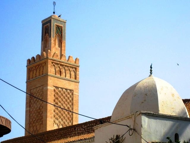 المسجد القديم بالقرب من مغارة بني عاد
