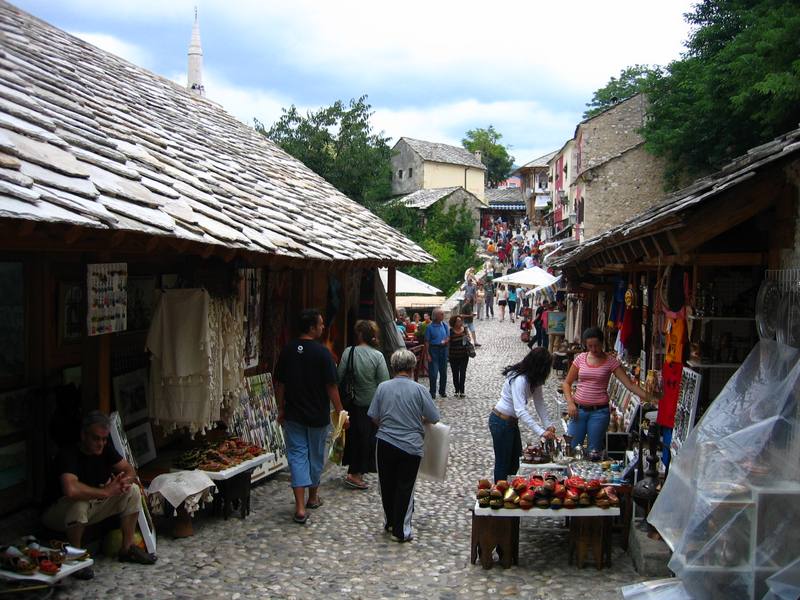 السوق القديم الواقع بجانب الجسر القديم في مدينة موستار البوسنة والهرسك