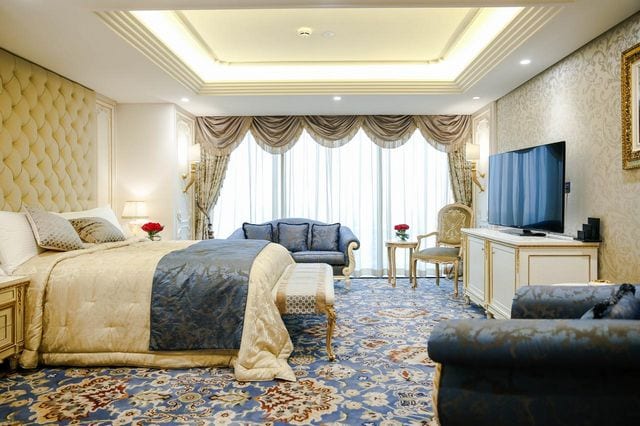 إن فندق كراون بلازا من أفضل فنادق الكويت بفضل تقديمه غرف فاخرة