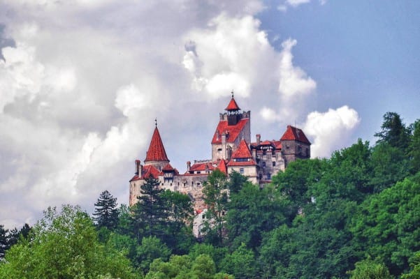 قلعة دراكولا من اشهر الاماكن السياحية في بوخارست رومانيا