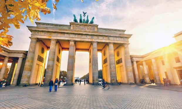 بوابة براندنبورغ في برلين ، تعد من أفضل معالم مدينة برلين المانيا