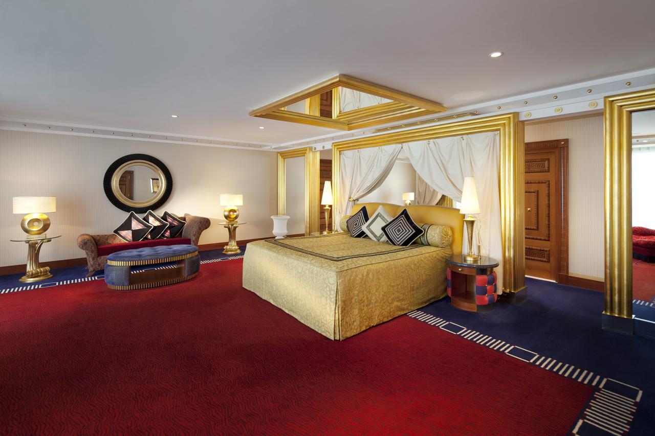 غرف فندق برج العرب دبي تتميّز بالمساحات الواسعة والنظافة