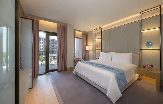 يتميّز سيزر بلو واتر دبي بكونه واحدًا من أرقى فنادق جزيرة بلوواترز ومنتجعاتها الشاطئية