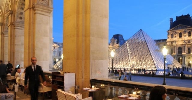متحف اللوفر في باريس من اشهر الاماكن السياحية في فرنسا