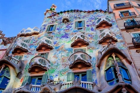 مشهد لمبنى كازا باتلو في برشلونة إسبانيا