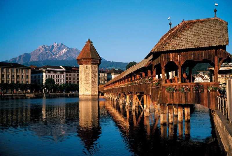 جسر تشابل الخشبي من اهم معالم السياحة في لوزيرن قريب من متحف لوزيرن التاريخي في سويسرا