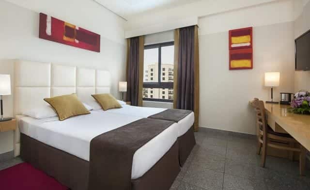 يُعد فندق اريبيان بارك دبي ارخص فندق في دبي للشباب يُقدّم مرافق مُميّزة مثل مسبح وصالة جيم.