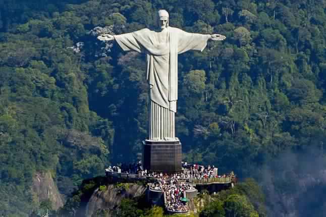تمثال المسيح الفادي في مدينة ريو دي جانيرو البرازيل