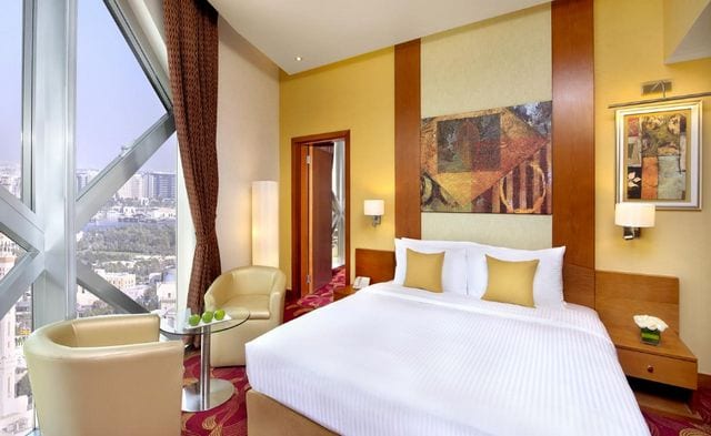 تمتاز غرف فندق سيتي سيزنز تاور بر دبي بالمساحات الواسعة