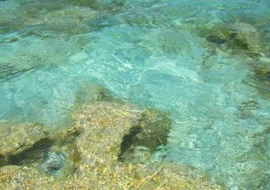 المياه الصافية في شاطئ كليوباترا في مرسى مطروح
