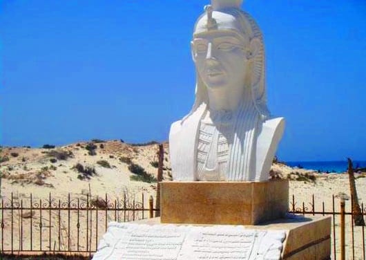 تمثال كليوبترا في شاطئ كليوباترا في مرسى مطروح