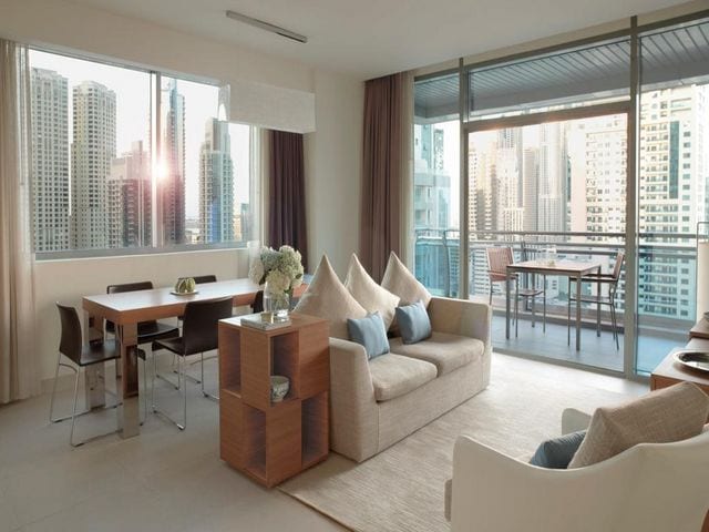 يعتبر راديسون بلو دبي مارينا من أجمل خيارات الإقامة بين فنادق في المارينا دبي بفضل إطلالاته على المرسى