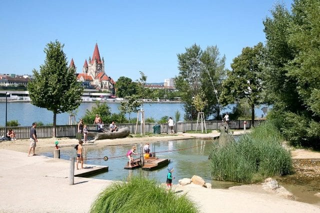 جزيرة الدانوب من اهم الاماكن السياحية في فيينا النمسا
