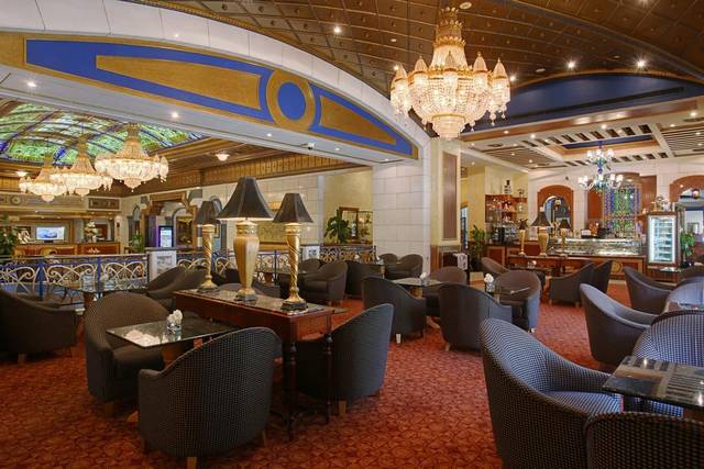 يتضمن فندق دار التوحيد مكه مطعمين يُقدّمان المأكولات الشرقية والعالمية.