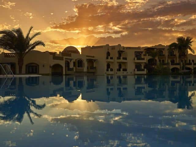 منظر غروب الشمس من فندق دوار العمدة في الجونة