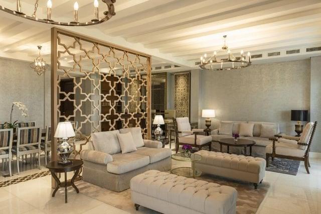 يضم فندق الحبتور بولو دبي منطقة جلوس أنيقة وراقية مما جلعه من أشهر منتجعات دبي للعوائل