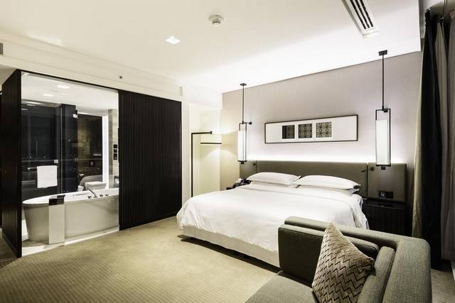 يُقدّم فندق شيراتون دبي شارع الشيخ زايد شقق فندقية فخمة في دبي