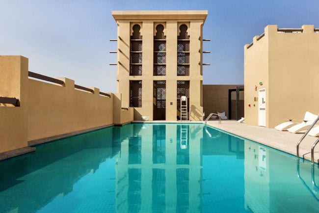منتجعات في دبي تضم مسبح خاص خارجي مُمتع  