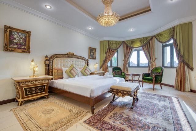 تُوّفر شاليهات بمسبح خاص في دبي غُرف بديكورات عصرية راقية.