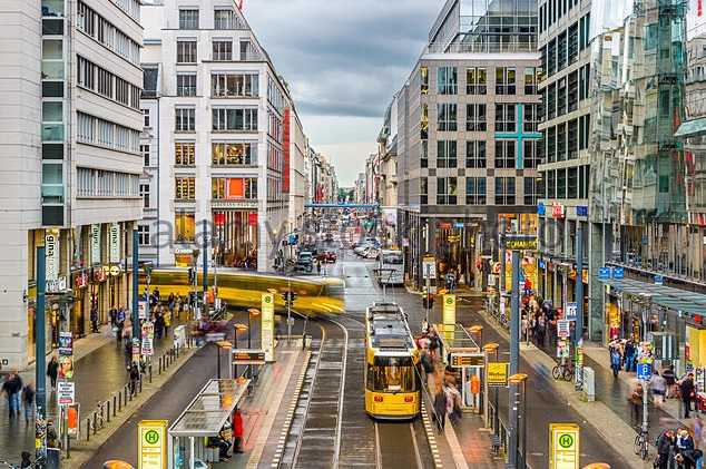 شارع فردريشتراسيه من اشهر شوارع برلين لعشاق التسوق