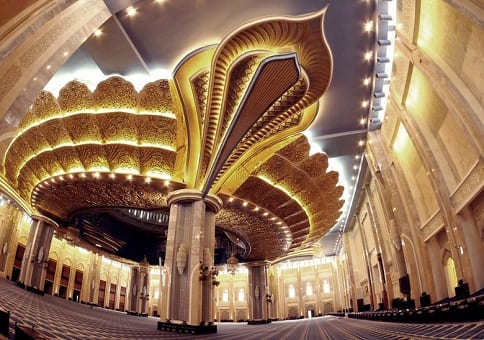 أعمدة المسجد الكبير في العاصمة الكويتية