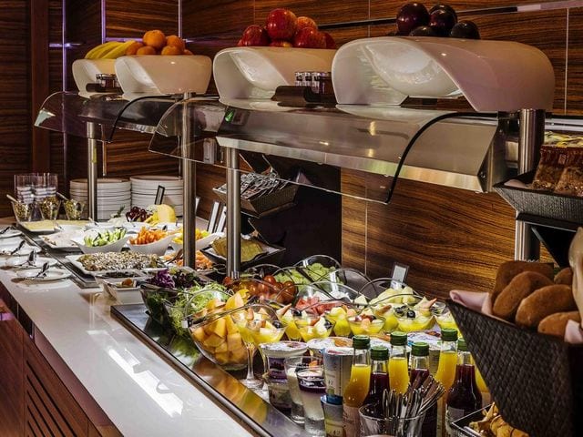 تُعَدّ تجربة الطعام في فندق هيلتون الممشى دبي مميزة