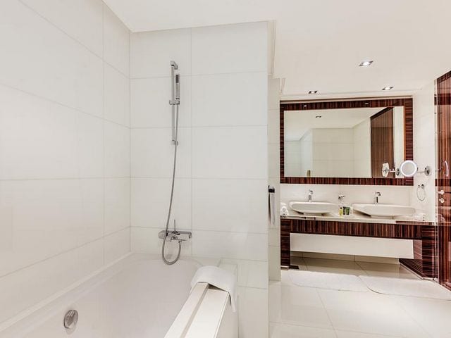 يتم تزويد الحمامات الخاصة فندق هيلتون دبي ذا ووك بمستلزمات استحمام مجانية