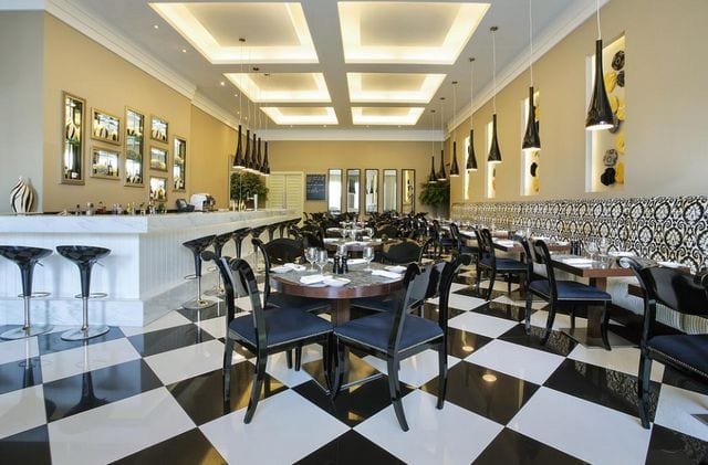 يتميّز مطعم فندق ايبس ديرة سيتي بدكوراته الرائعة