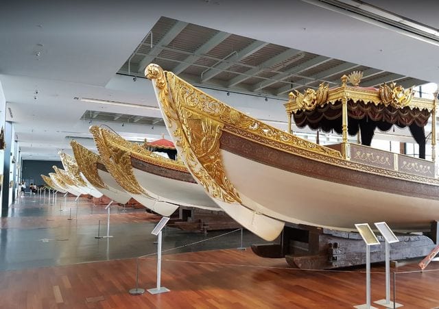 اسطول من السفن المطلية بالذهب داخل متحف البحرية في اسطنبول