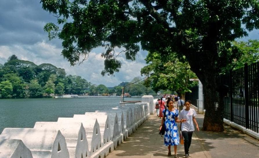 بحيرة كاندي من أفضل الاماكن السياحية في سريلانكا