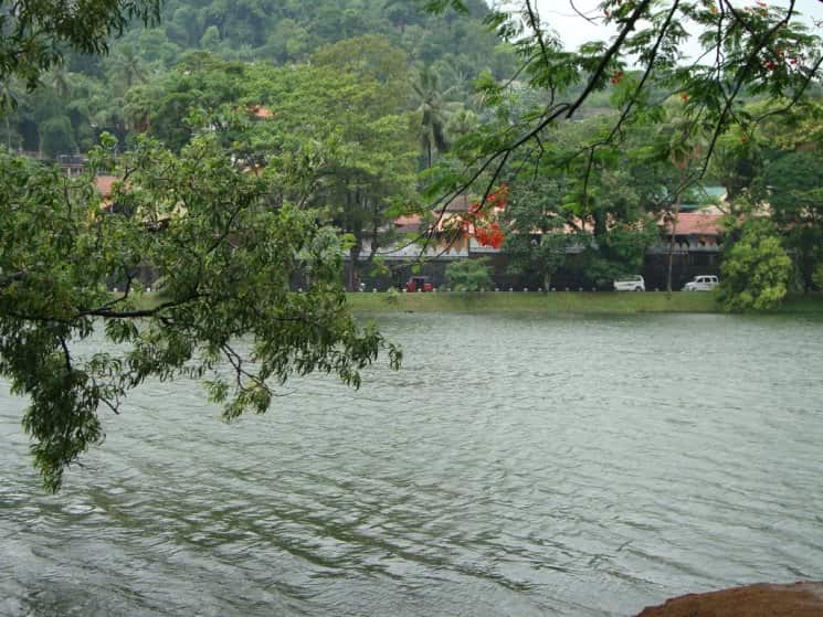 بحيرة كاندي في سريلانكا