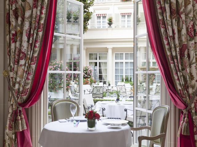 تمتع بإطلالات ساحرة و جذابة في مكان الإقامة في فندق فندق بريستول باريس