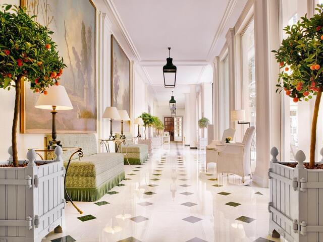 من جمال التصميمات التي تمتاز بها مرافق فندق فندق بريستول باريس و خصوصاً الممرات.