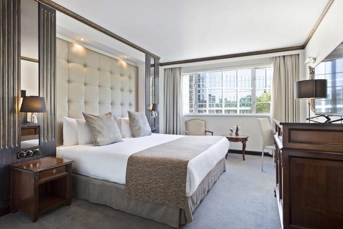 تصميمات هادئة تميز غرف فنادق لندن اربع نجوم .
