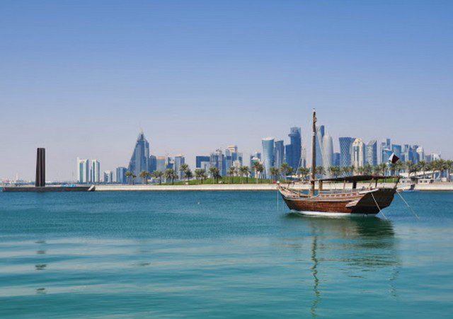 احد القوارب التي يمكن استئجارها في البحر