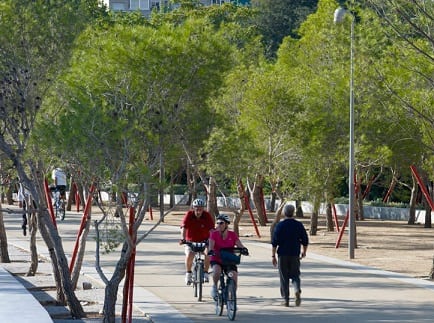 ركوب الدراجة في متنزه مدريد ريو في مدريد إسبانيا