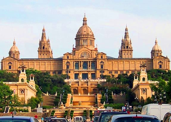 القصر الوطنى قرب نافورة مونتجويك السحرية في برشلونة إسبانيا