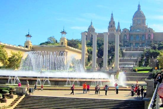 جولة حول نافورة مونتجويك السحرية في برشلونة إسبانيا