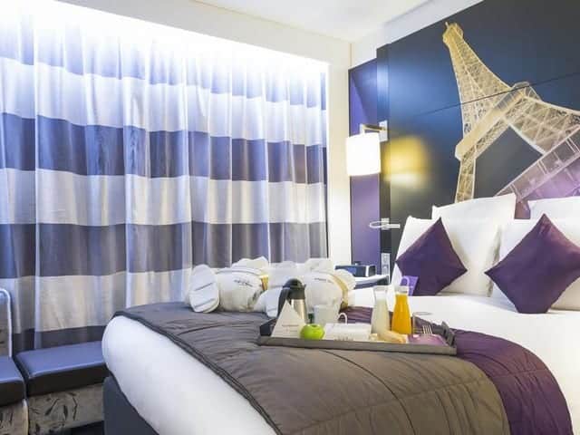 يضم فندق ميركيور شانزليزيه باريس أماكن إقامة تمتاز بالرقي والفخامة
