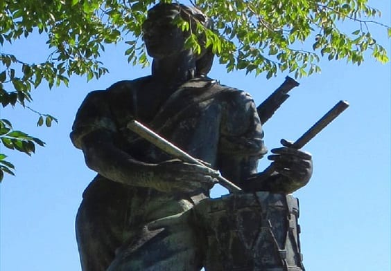 تمثال قارع الطبول في قلعة مونتجويك في برشلونة إسبانيا