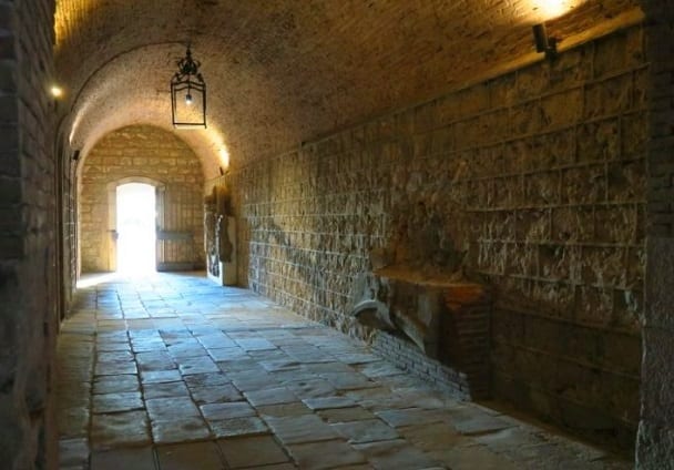 أنفاق قلعة مونتجويك في برشلونة إسبانيا