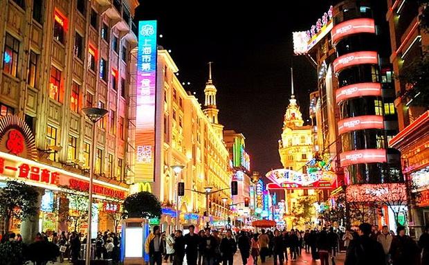 شارع نانجينغ شنغهاي من ابرز الاماكن السياحية في شنغهاي الصين