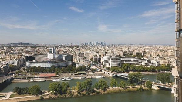 يحتل فندق نوفوتيل باريس برج ايفل موقع يتوسط المدينة