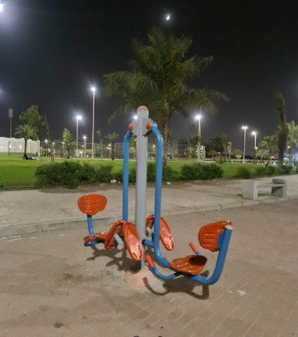 الأجهزة الرياضية الموجودة في الحديقة