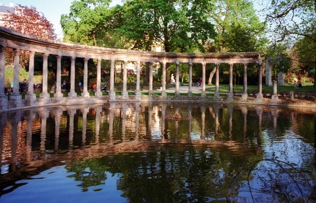 أعمدة رومانية في متنزه مونسو في باريس فرنسا