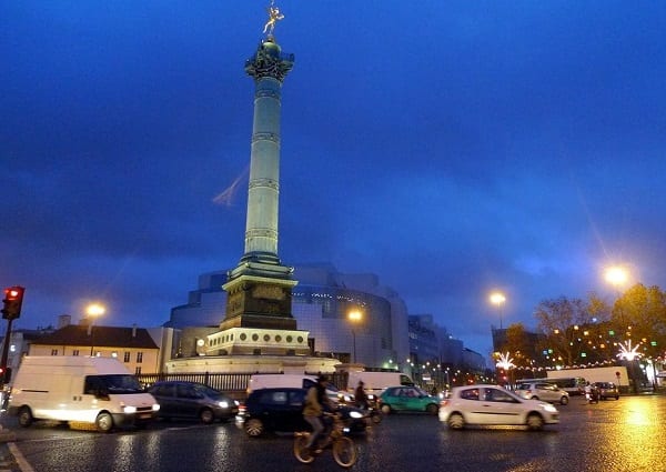 مشهد ليلي لساحة الباستيل في باريس فرنسا