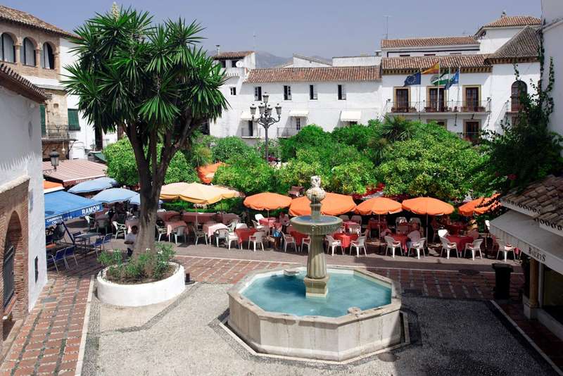 بلازا دي لوس نارانخوس من أفضل الاماكن السياحية في ماربيا اسبانيا