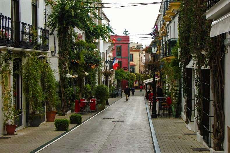 بلازا دي لوس نارانخوس من أفضل الاماكن السياحية في ماربيلا اسبانيا