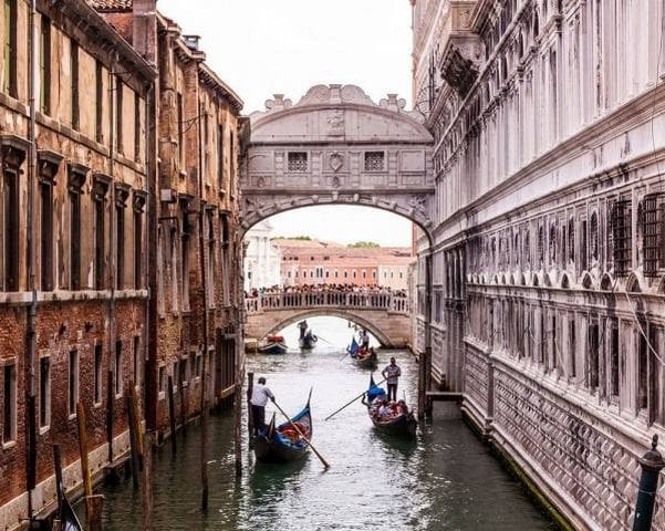 جسر التنهدات في فينيسيا من أفضل الاماكن السياحية في فينيسيا 