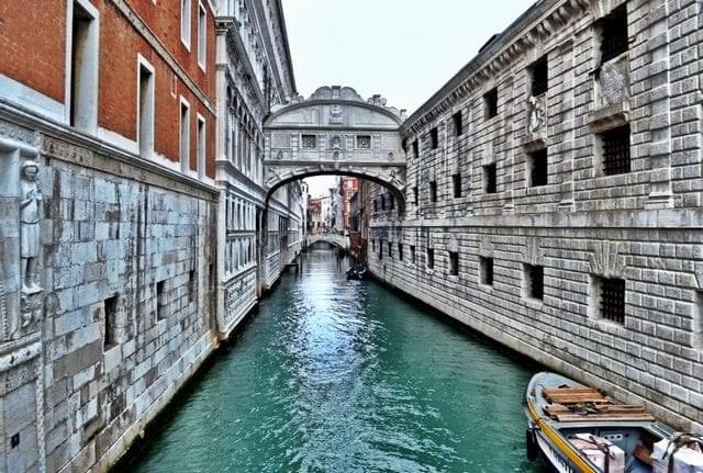 جسر التنهدات في فينيسيا من أفضل الاماكن السياحية في فينيسيا